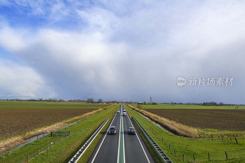 荷兰Overijssel N50高速公路上的交通在春季